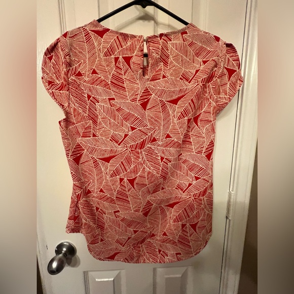 TASAMO size M red and white leaf print Round Neck Pleated Top with Cap Sleeves - Picture 4 of 10